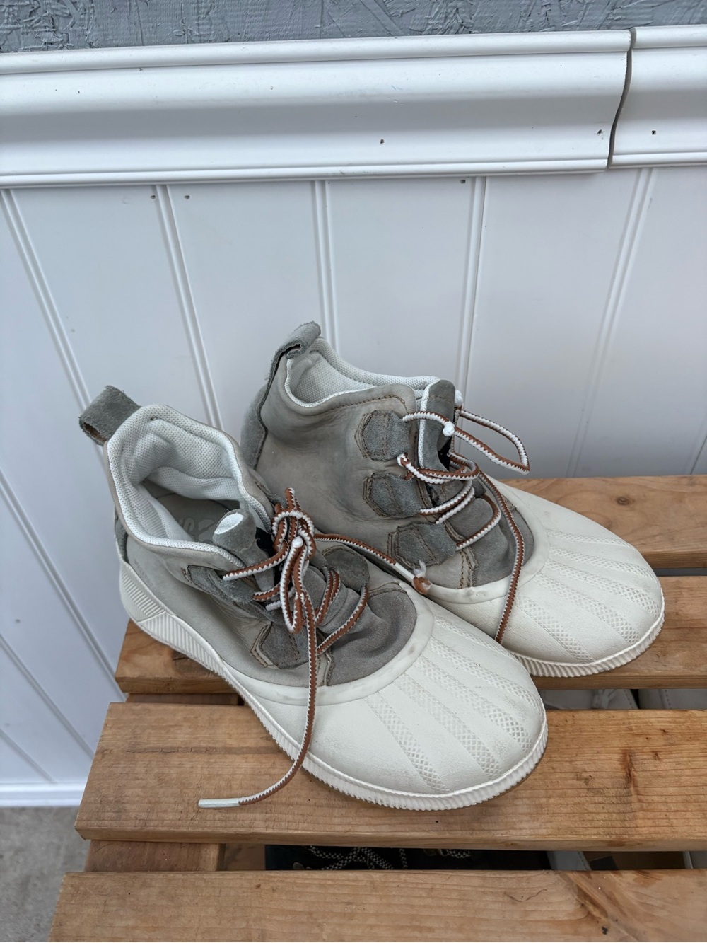 Sorel Women's White and Gray Lace-Up Winter Boots